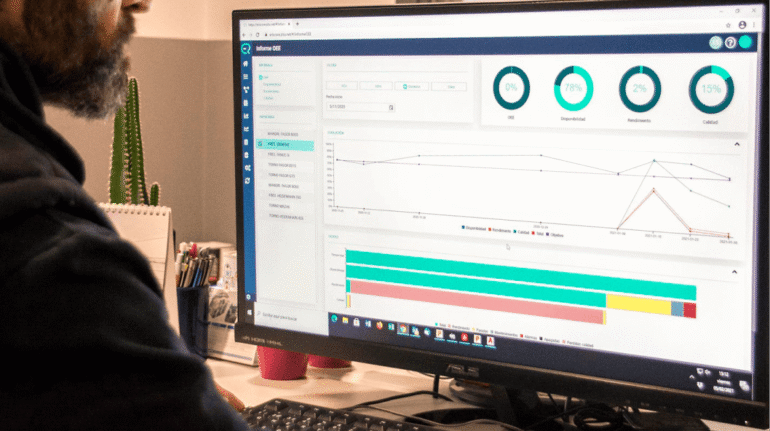 Operario responsable, revisando el rendimiento de sus procesos productivos con ERIS by ZITU